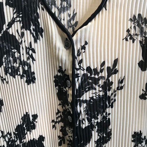 Women's Pleated Black and Beige Polyester Floral Blouse Large - Picture 3 of 12